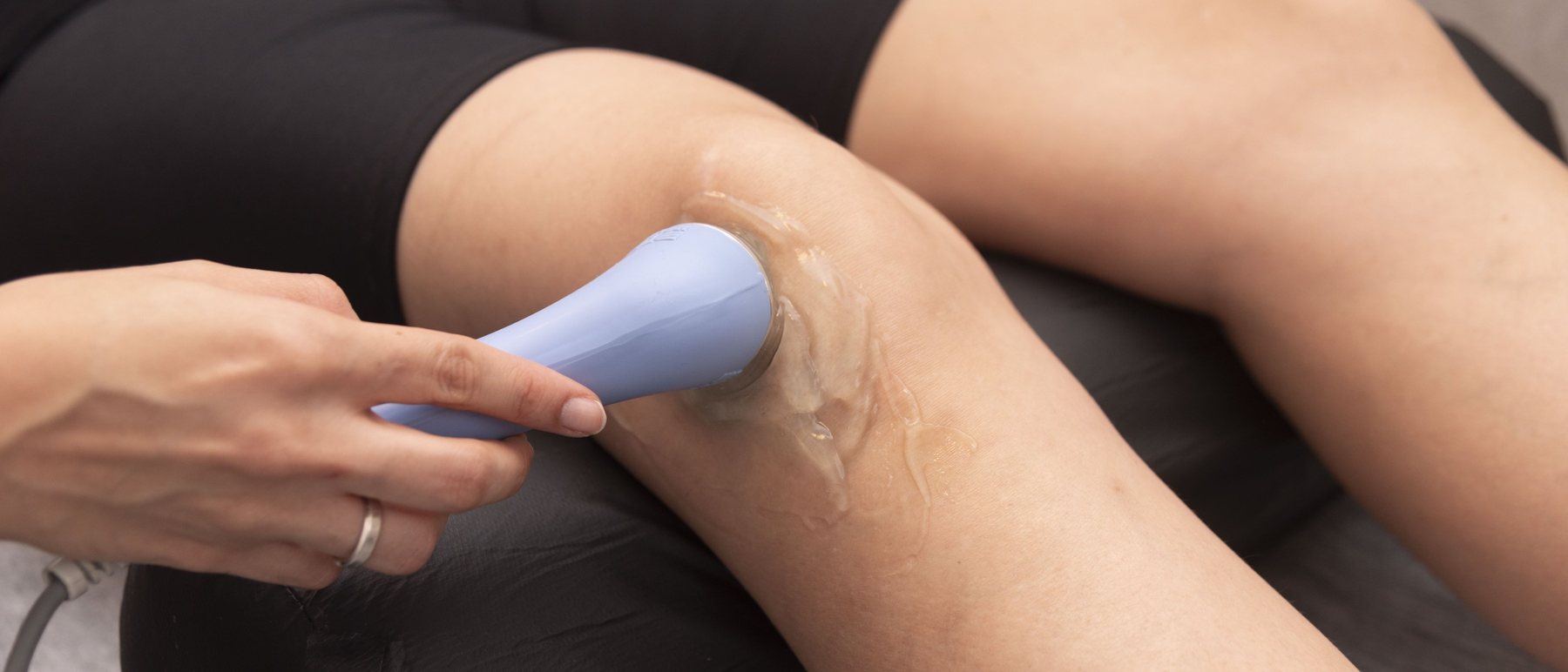 Fisioterapeuta aplicando terapia manual no joelho de uma paciente