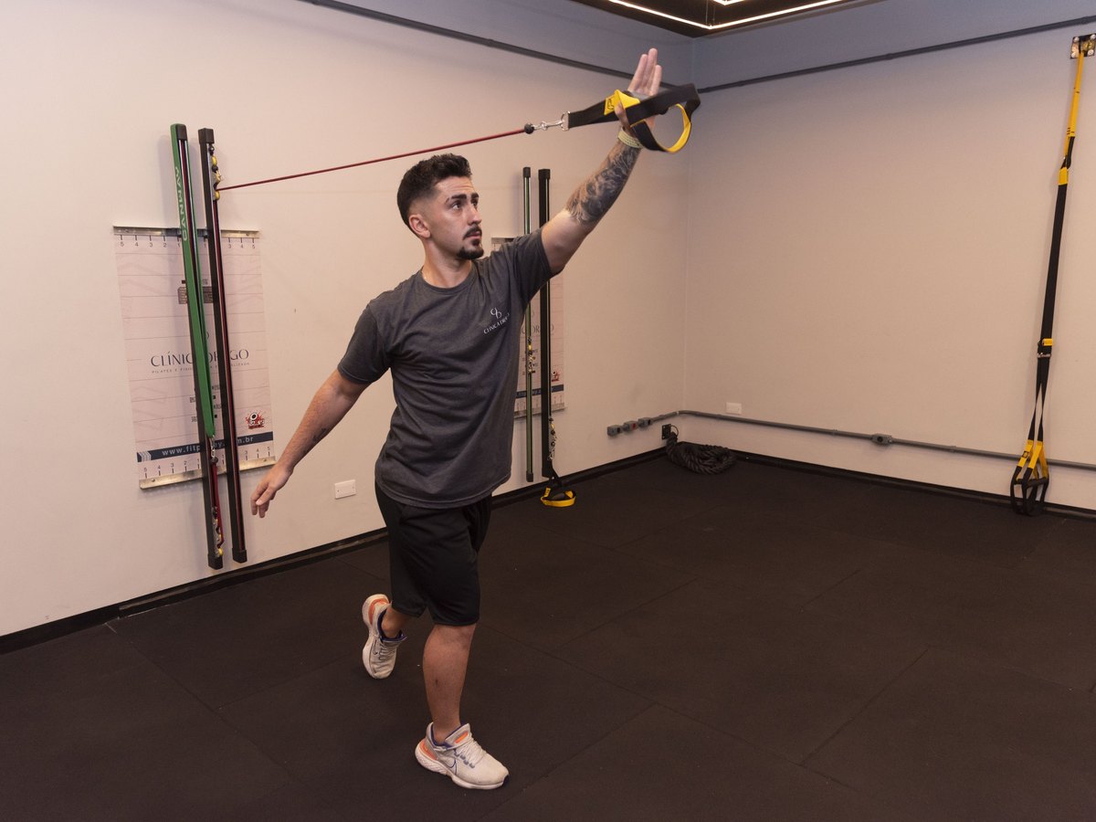 Atleta em exercício de reabilitação na sala de treino da Clínica Drago